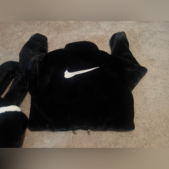 Faux Fur Nike Jacket with the matching bag - Picture 4 of 4